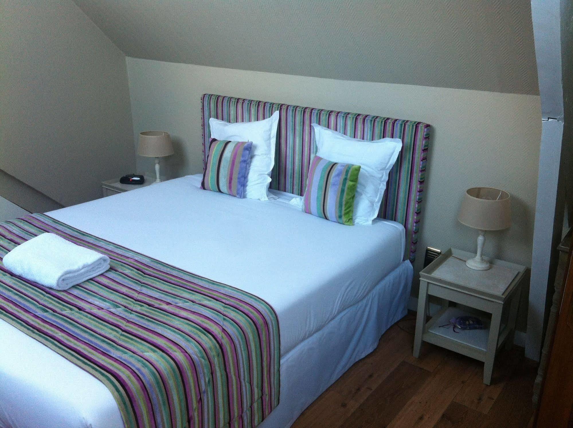 Saint Graal Bed & Breakfast Chamant Exterior photo
