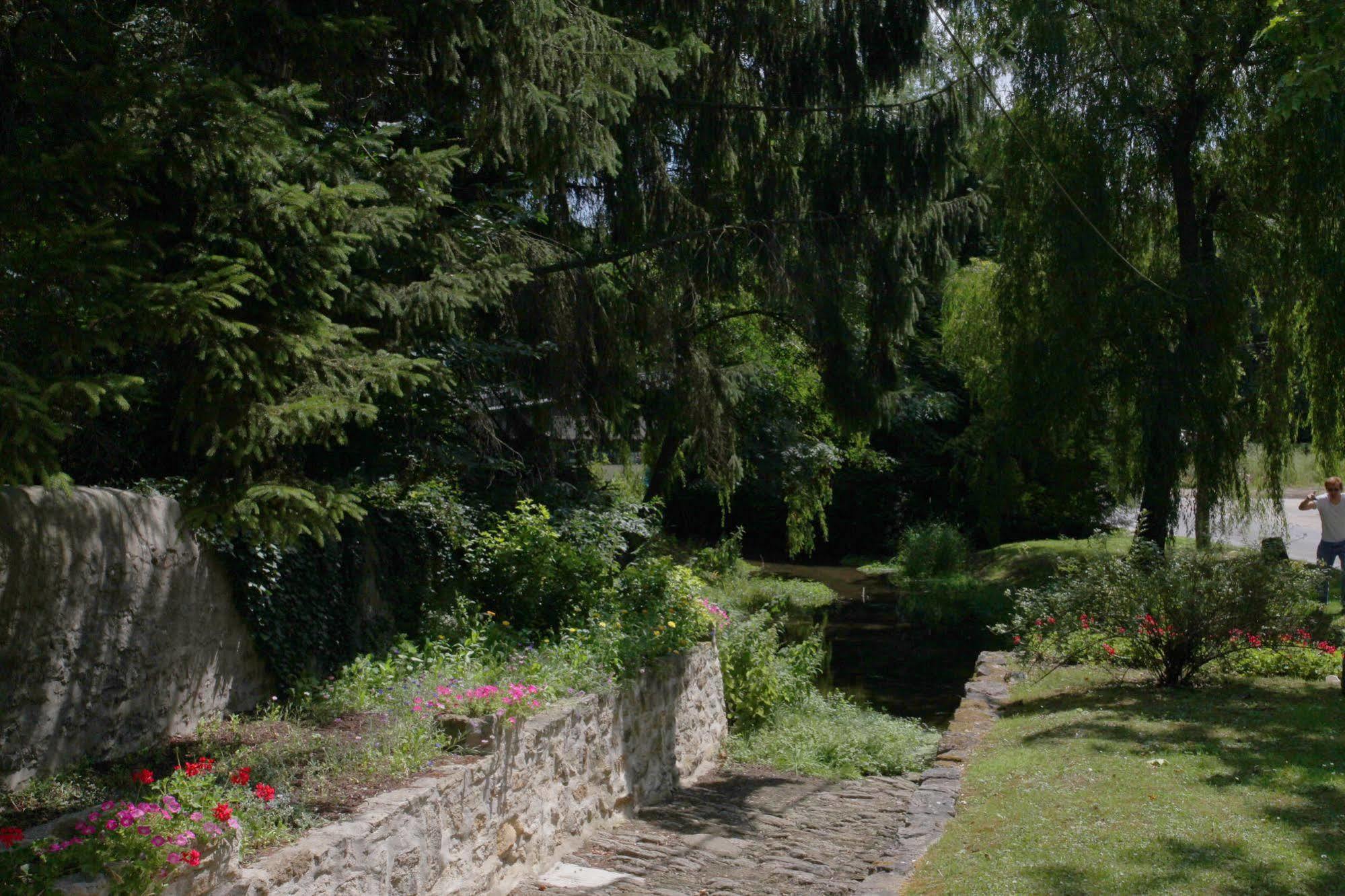 Saint Graal Bed & Breakfast Chamant Exterior photo